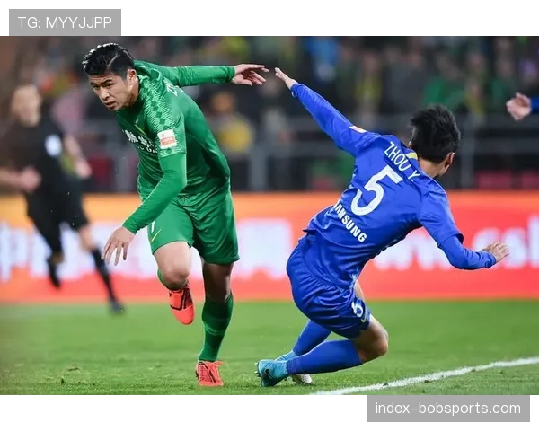 北京国安恩科洛洛边路传中 张玉宁抢点展现中锋嗅觉